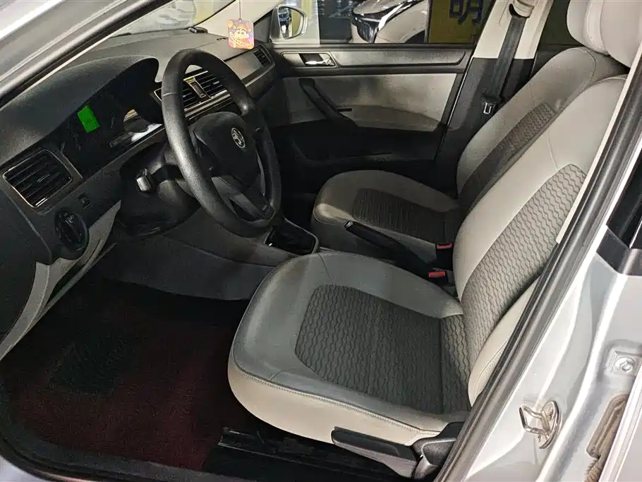 Škoda Rapid 2016 1.6L Automatic Pioneer Edition фото 9