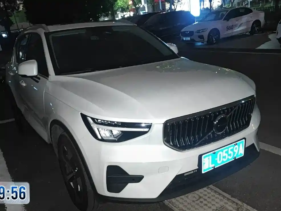 2025 Volvo XC40