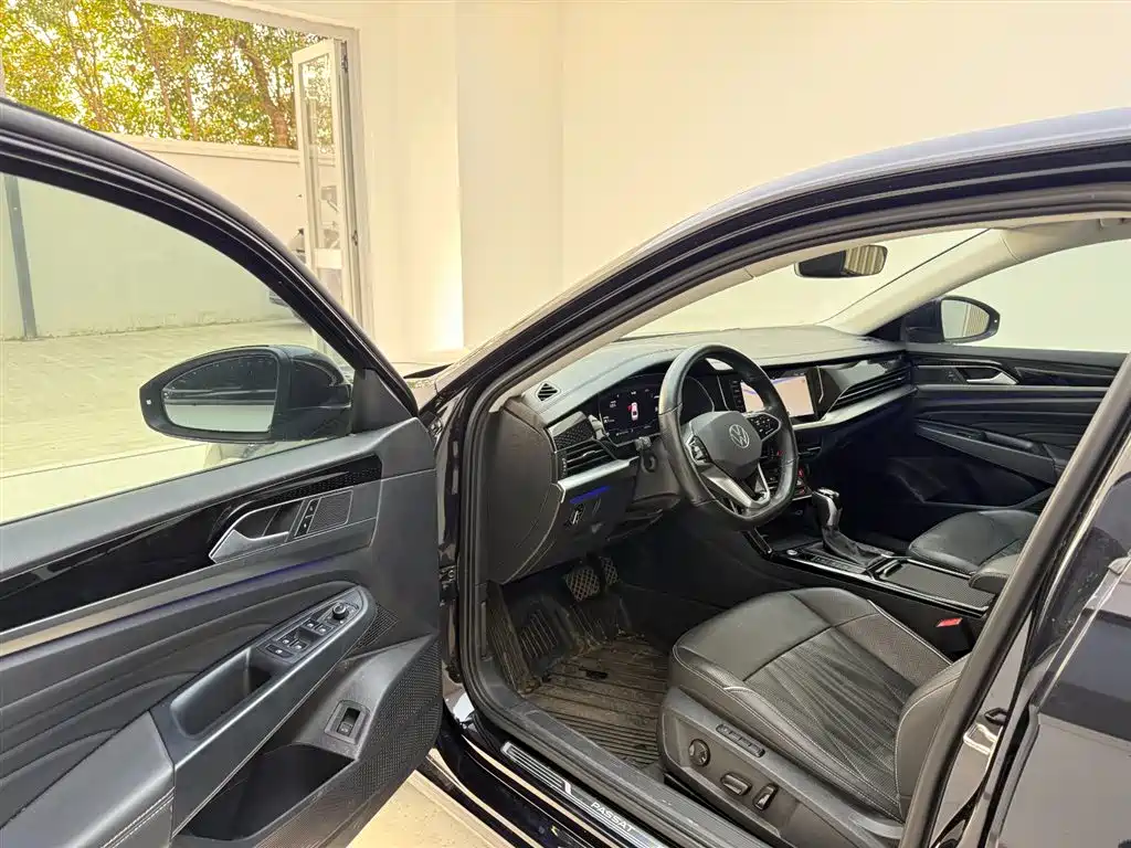 Volkswagen Passat 2022 330TSI Starlight Luxury Edition фото 16