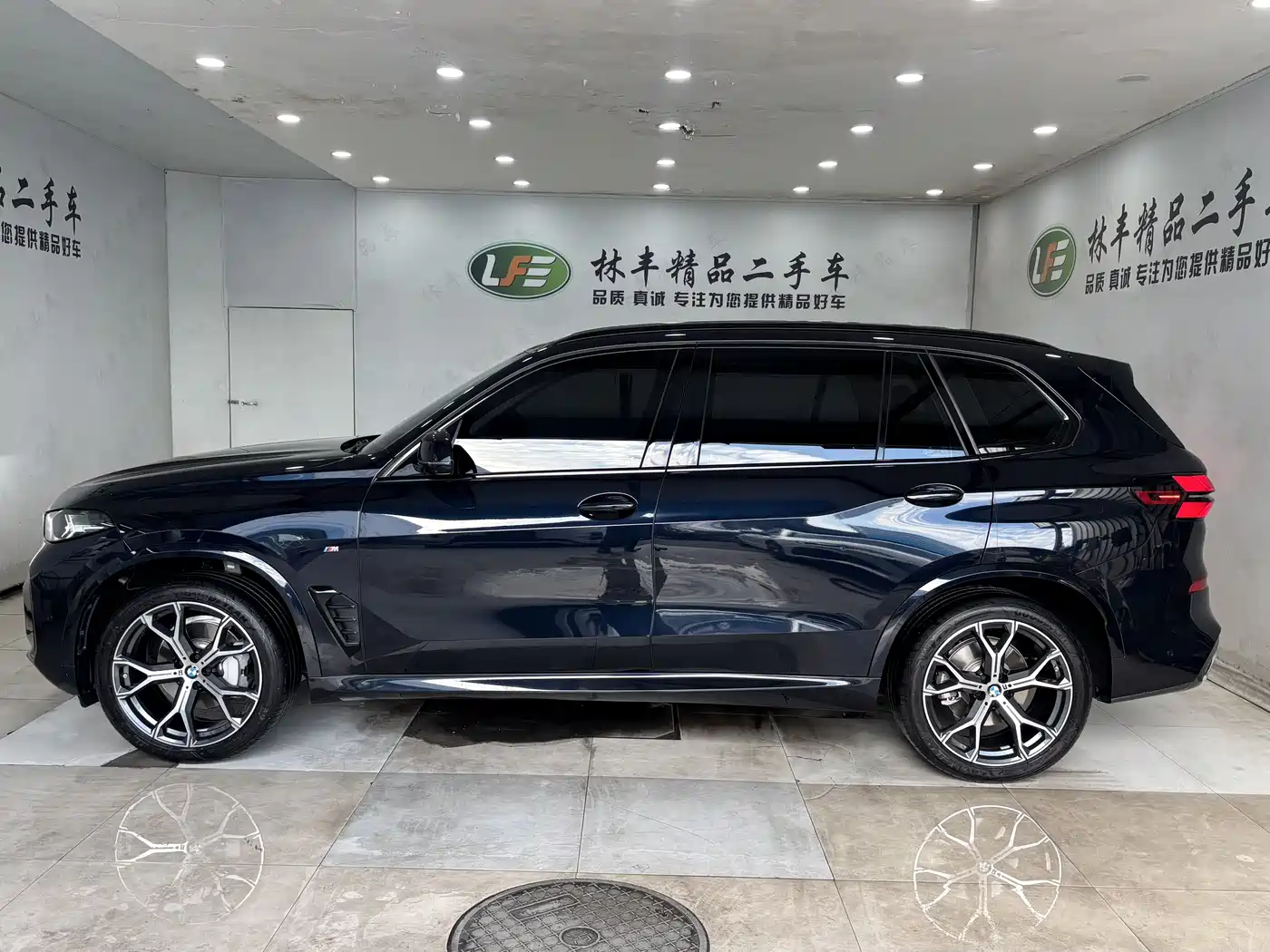 BMW X5 2025 Model xDrive 30Li Exclusive M Sport Blackout Package фото 5
