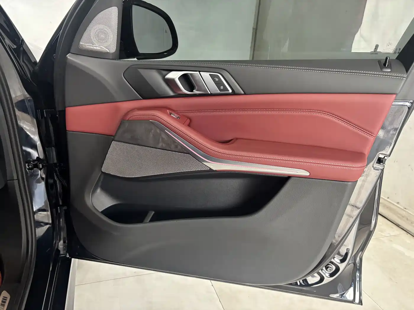 BMW X5 2025 Model xDrive 30Li Exclusive M Sport Blackout Package фото 27