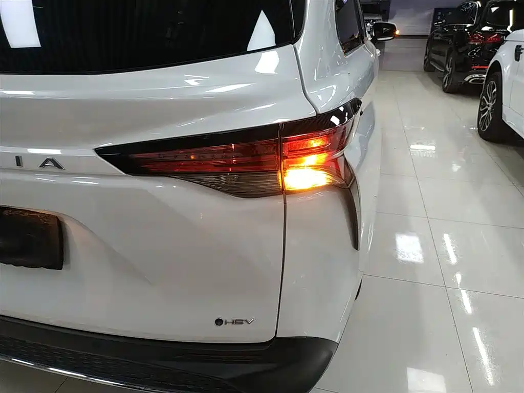 Toyota Granvia 2024 2.5L Hybrid Comfort фото 8