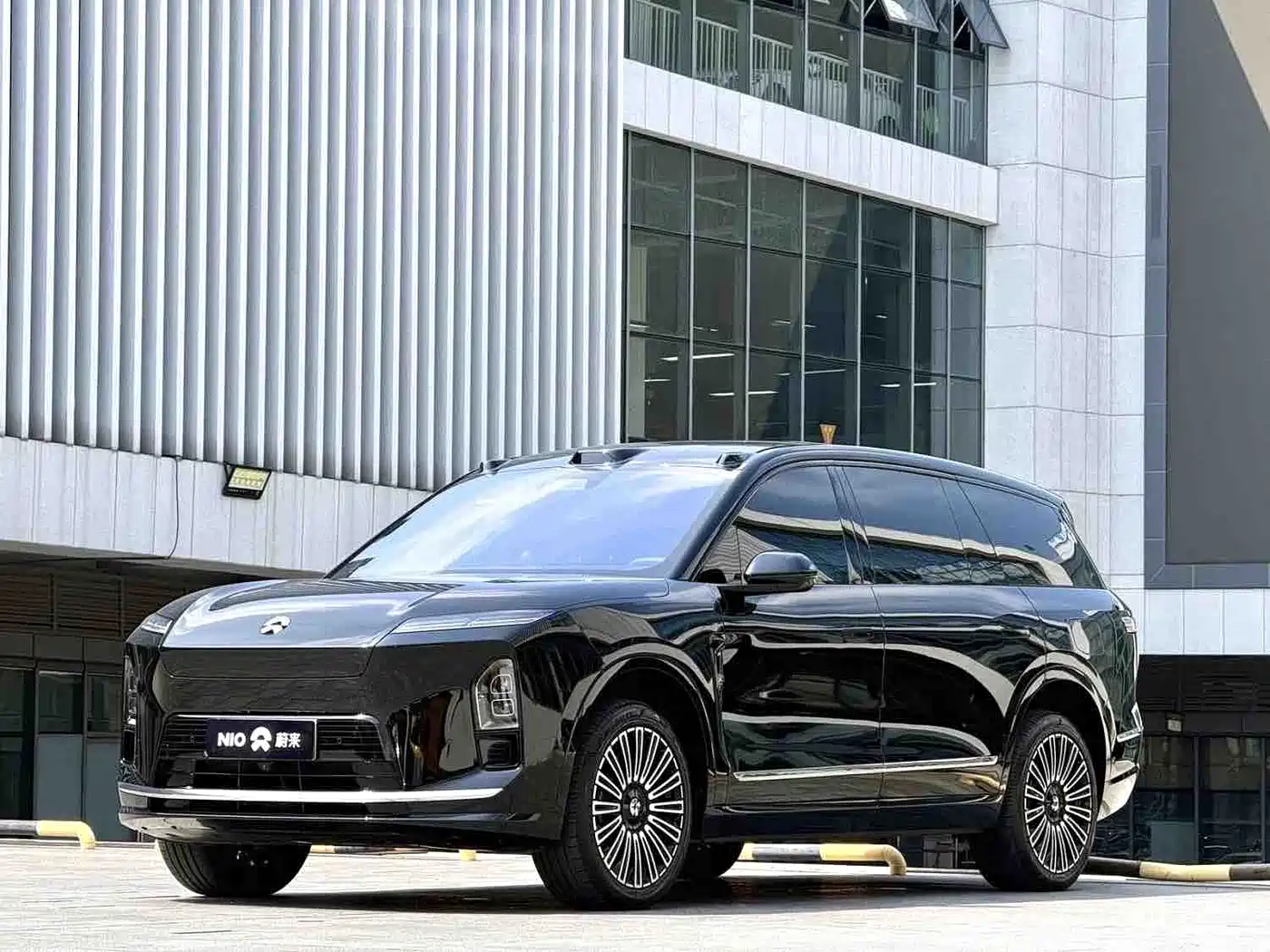 Nio ES8
