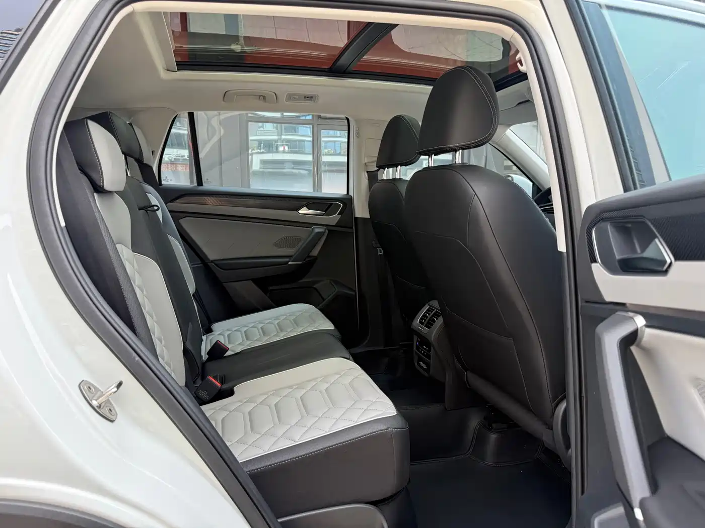 Volkswagen Tayron 2024 330TSI 2WD Luxury Plus Advanced фото 11