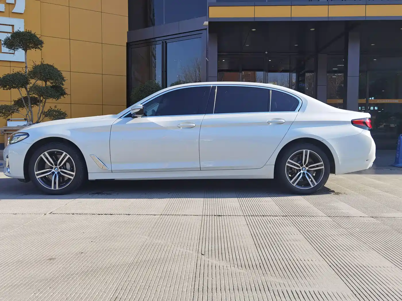 BMW 5 Series 2023 530Li Leading Luxury Package фото 3