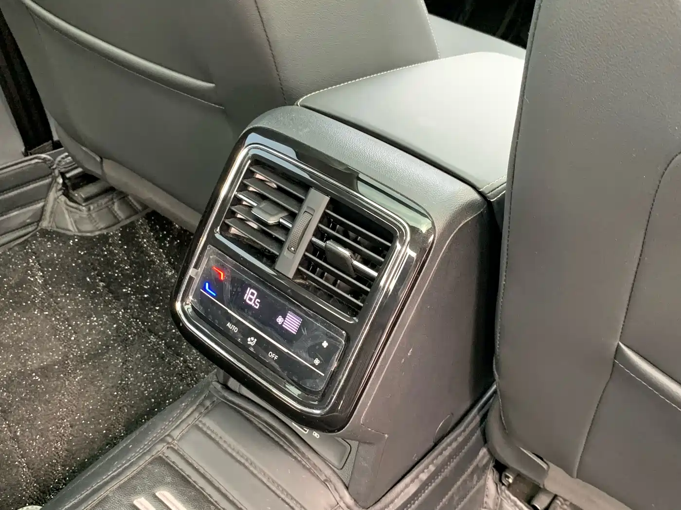 Volkswagen Passat 2023 330TSI Starlight Luxury Edition фото 29