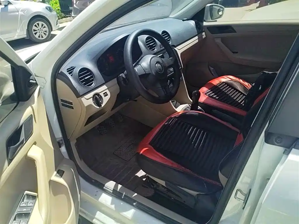 Volkswagen Jetta 2015 1.6L Manual Trend фото 23