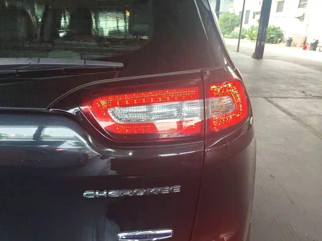 Фото 8 - Jeep Cherokee