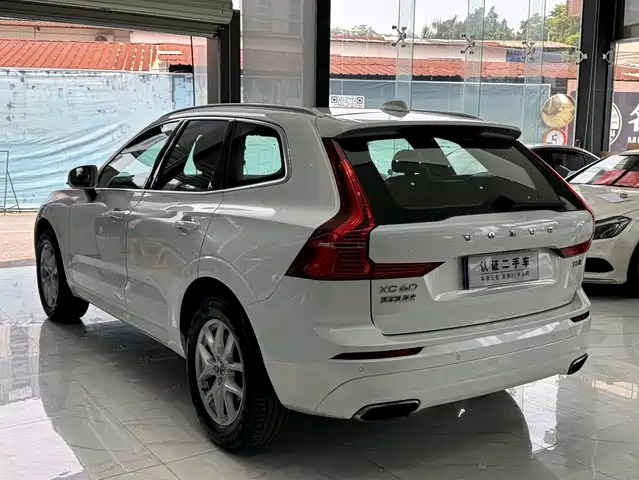 Volvo XC60 2018 T5 AWD Momentum Edition — фото 4