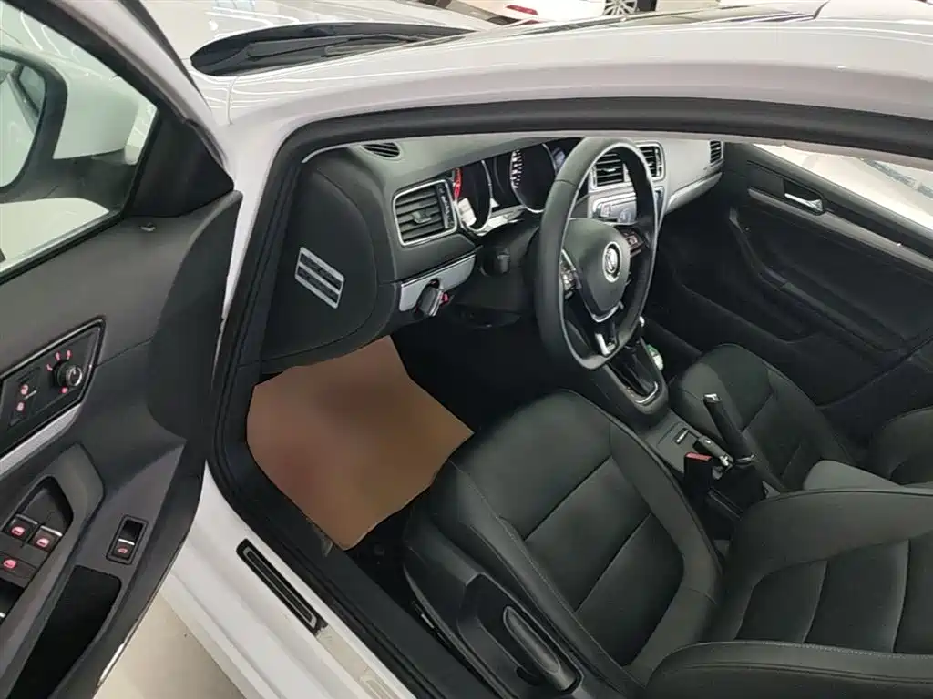 Volkswagen Sagitar 2017 1.6L Automatic Comfort фото 16
