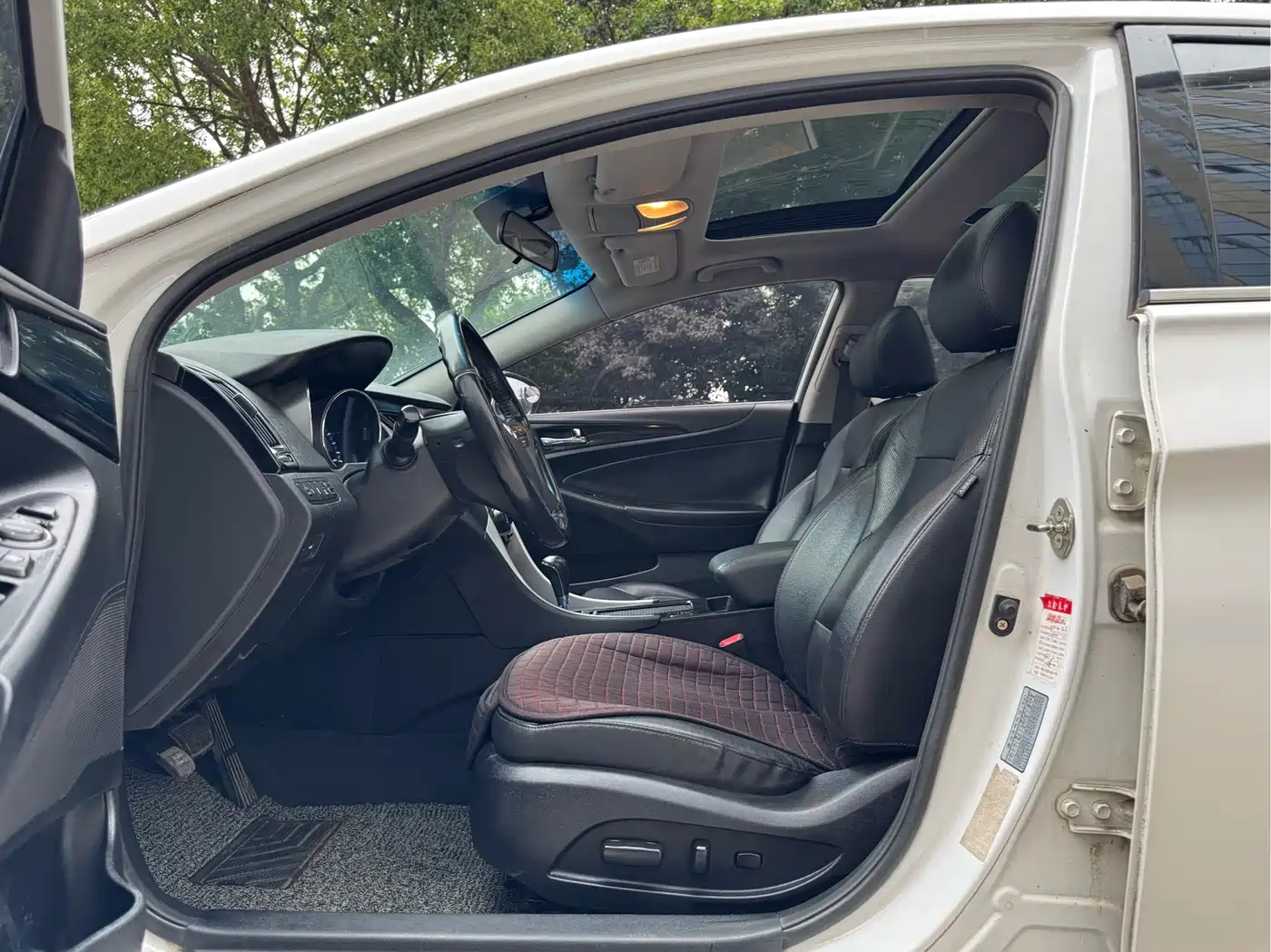 Hyundai Sonata 2014 2.0L Automatic Luxury фото 10