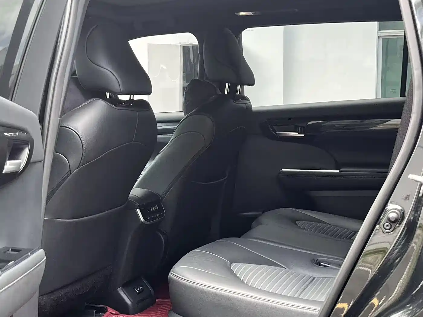 Toyota Crown Kluger 2023 2.5L HEV AWD Luxury Edition фото 5