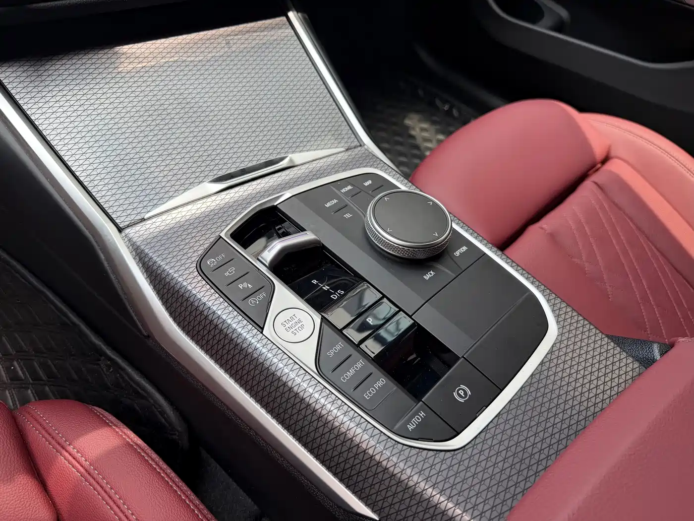 BMW 3 Series 2025 330i M Sport Night Edition фото 15