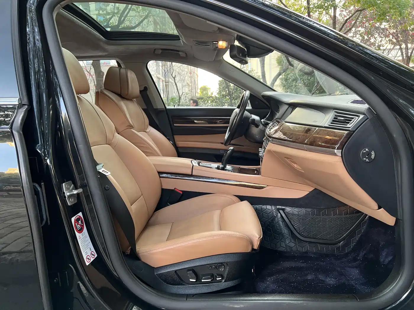 BMW 7 Series 2010 760Li фото 10