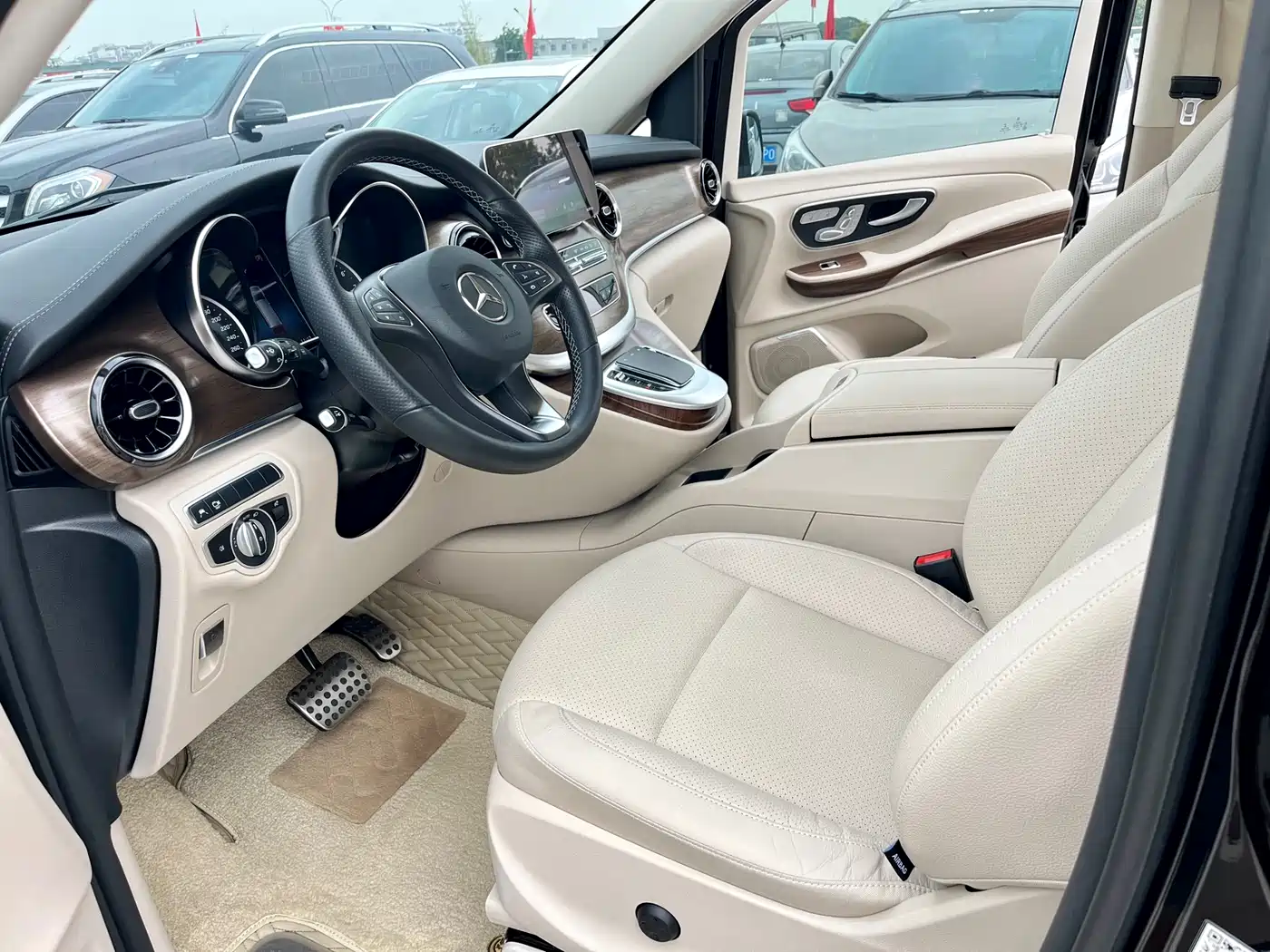 Mercedes-Benz V-Class 2021 V 260 L Long Wheelbase Premium Edition фото 6