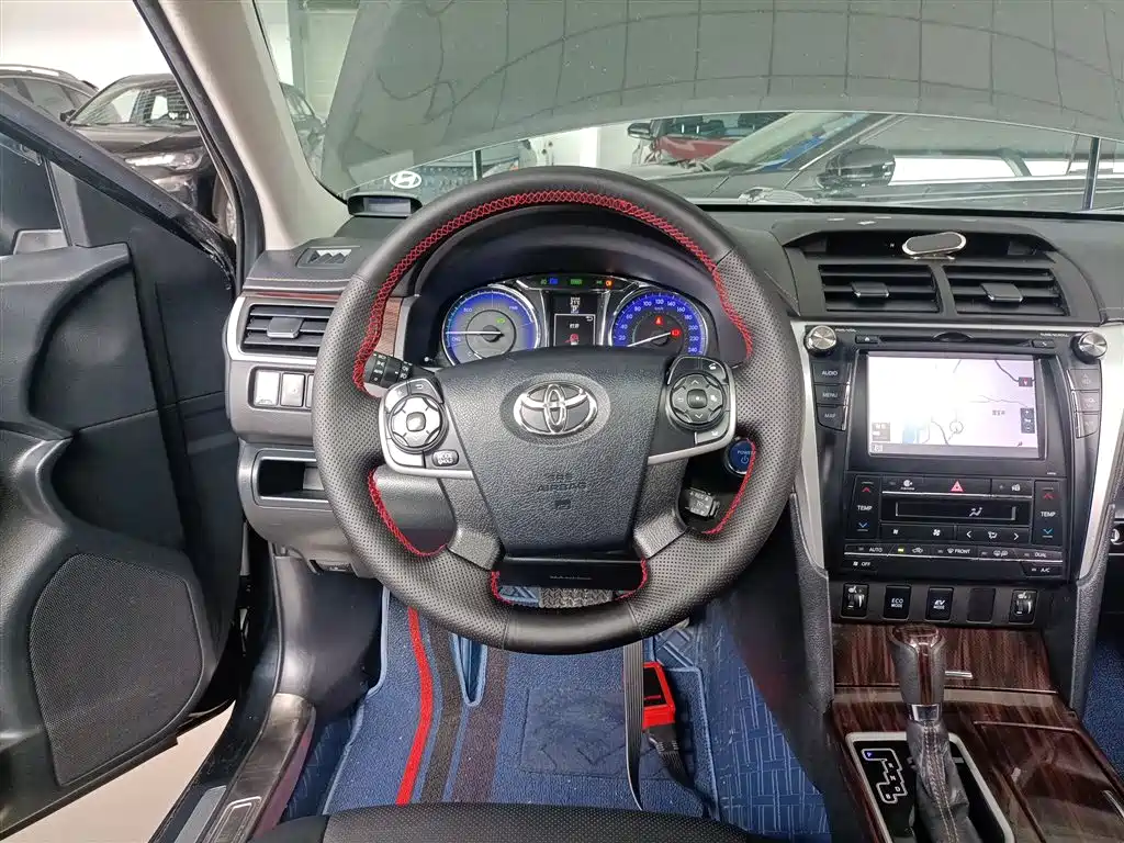 Toyota Camry 2016 Hybrid 2.5HG 10th Anniversary Luxury Navigation Edition фото 7