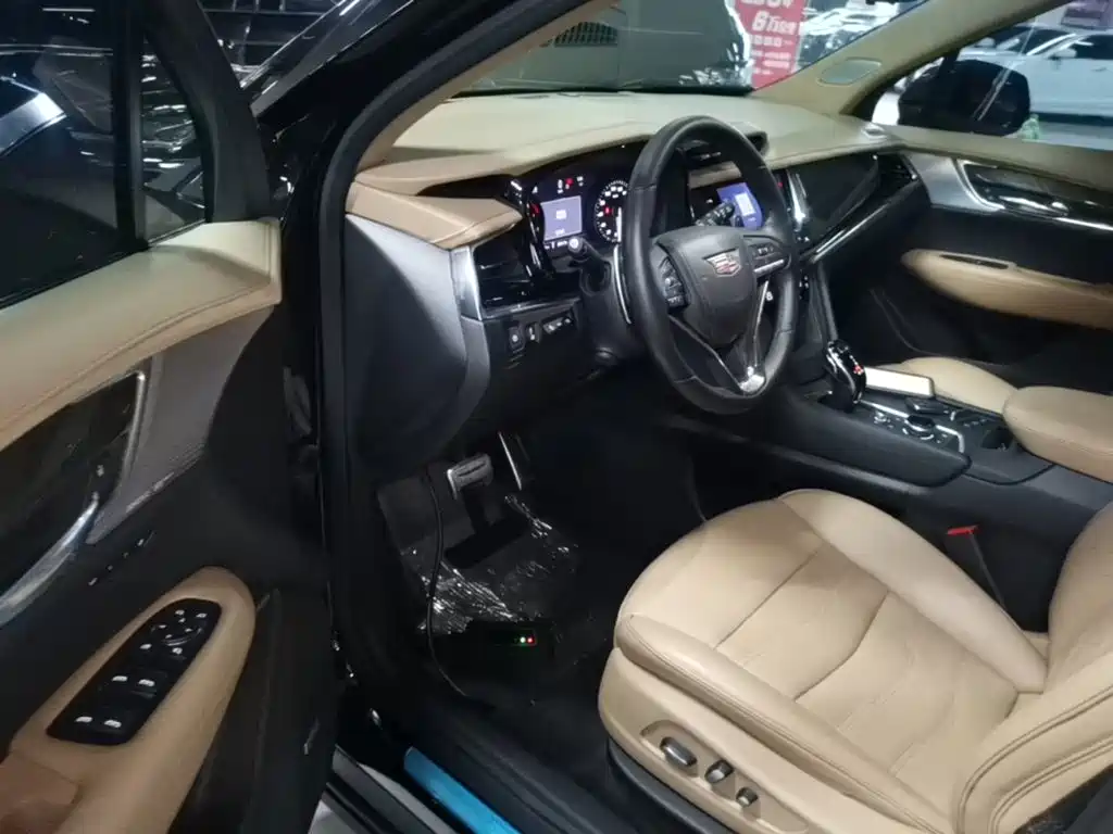 CADILLAC XT6