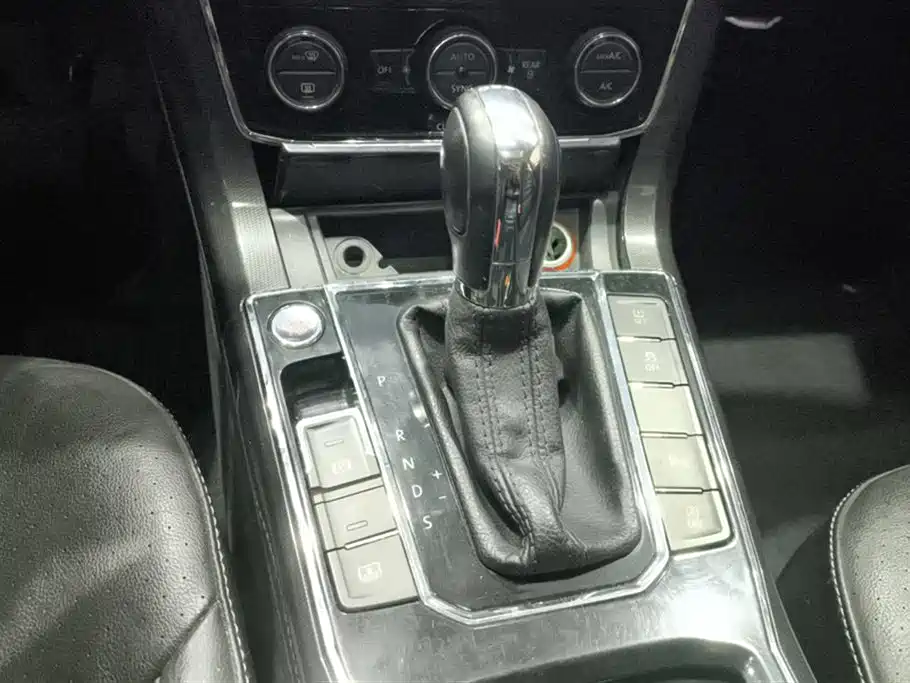 Volkswagen Passat 2016 330TSI DSG Executive Edition фото 16