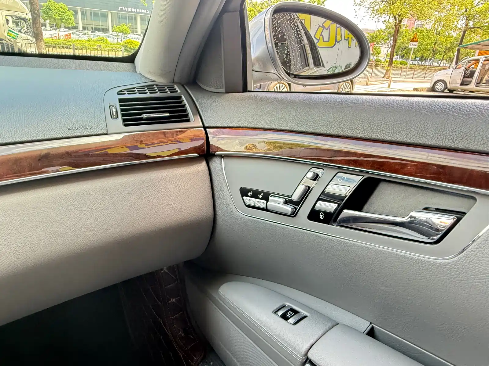 Photo 12 - Mercedes-Benz S-Class