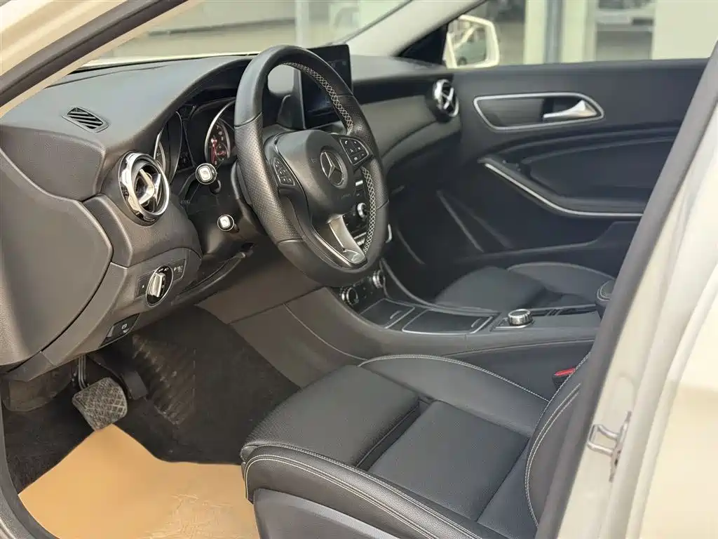 Mercedes-Benz GLA 2018 GLA 200 Dynamic фото 13