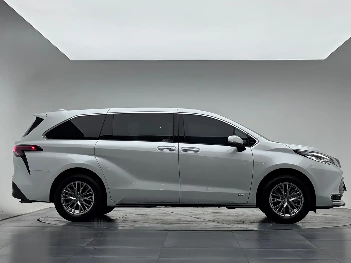 Toyota Sienna 2025 2024 2.5L Hybrid 4WD Premium Edition