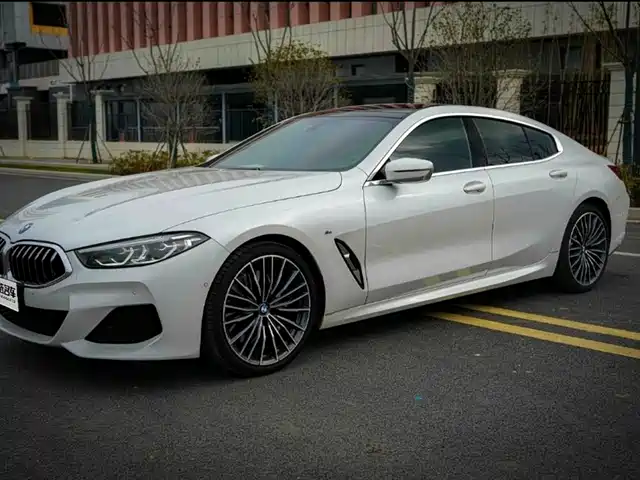 BMW 8 SERIES