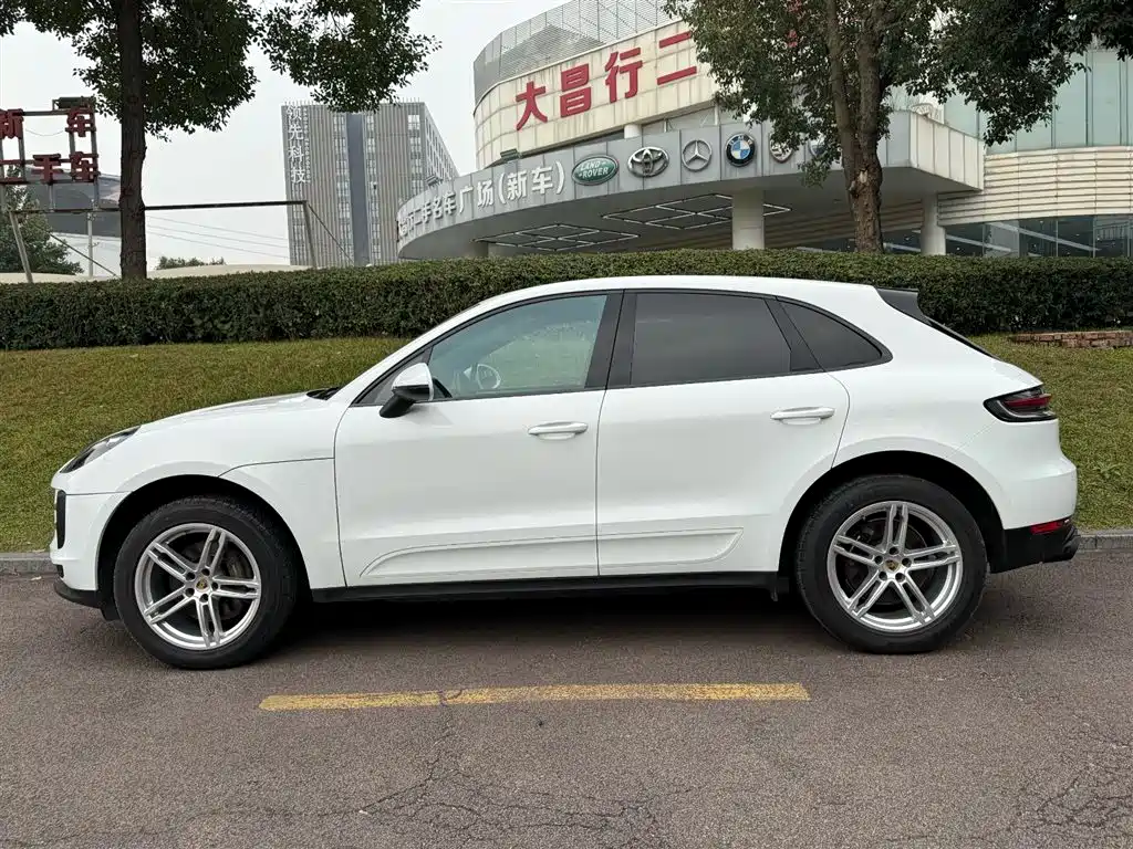 PORSCHE MACAN