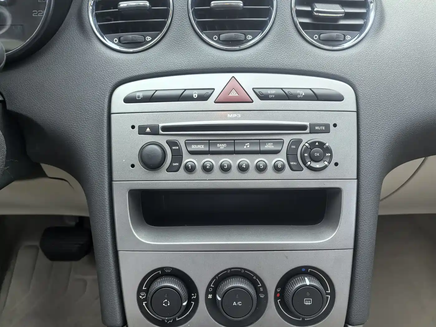 Peugeot 408 2011 2.0L Automatic Comfort Edition фото 10