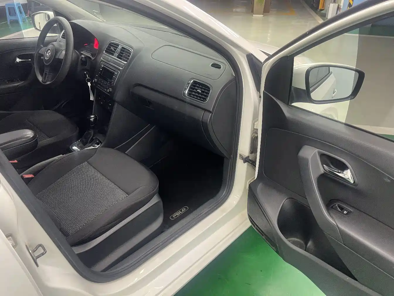 Volkswagen Polo 2013 1.4L Automatic Luxury Edition фото 6