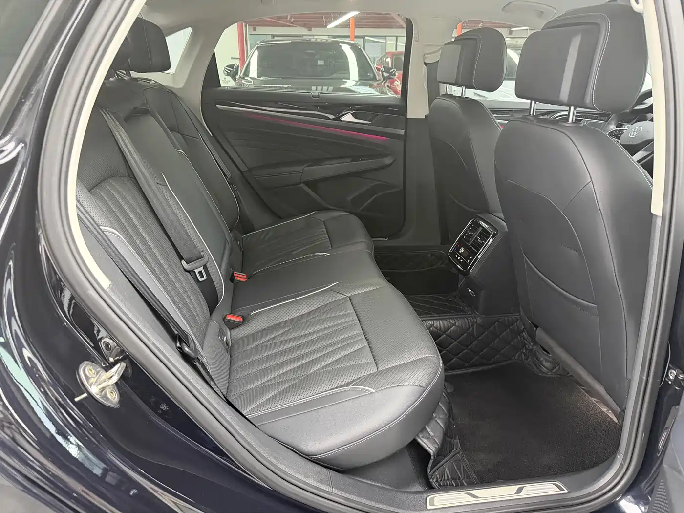 Volkswagen Passat 2023 330TSI Luxury Edition фото 11