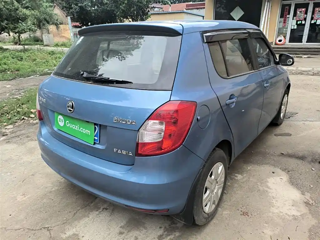 Škoda Fabia 2014 1.4L Manual Crystal Edition фото 7
