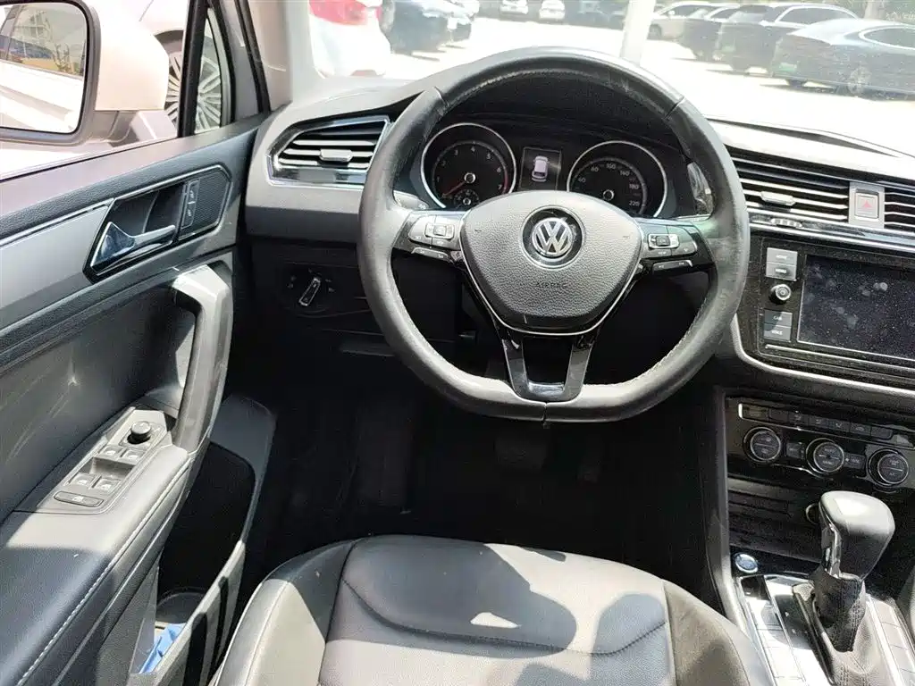 Volkswagen Tiguan L 2019 330TSI Auto 2WD Panorama Comfort Edition China V фото 11