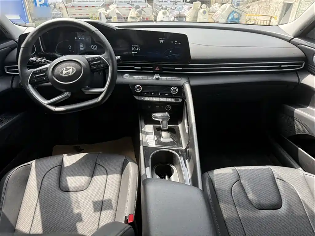 Hyundai Elantra 2023 Model 1.5L CVT LUX Premium Edition фото 24