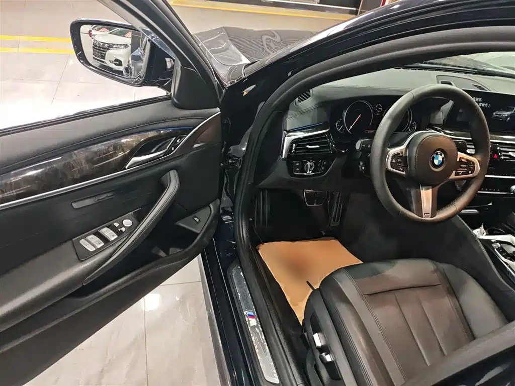 BMW 5 Series 2018 525Li M Sport Package фото 10