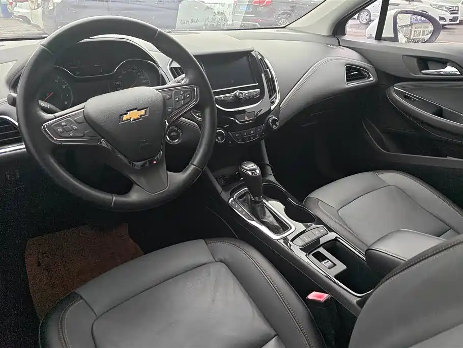Chevrolet Cruze 2017 1.4T Hatchback DCT Leading Edge Edition фото 12