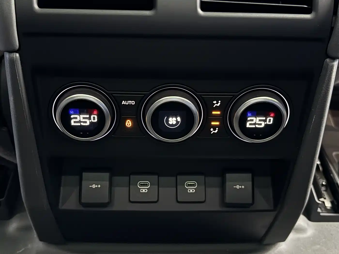 Photo 14 - Land Rover Defender
