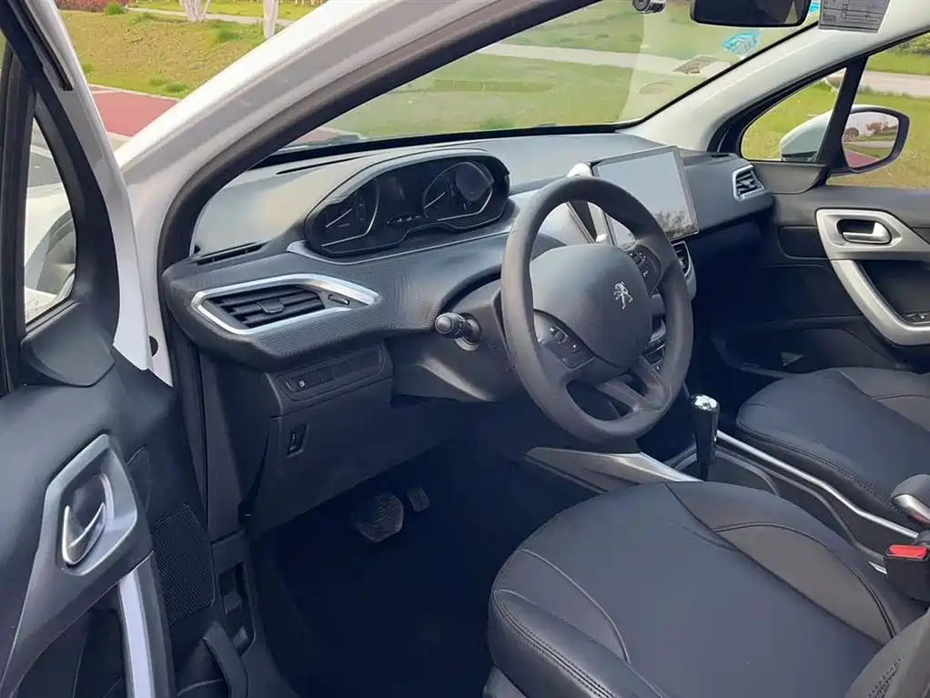 Peugeot 2008 2014 1.6L Automatic Fashion Edition фото 7