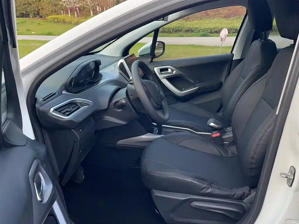 Peugeot 2008 2014 1.6L Automatic Fashion Edition фото 12