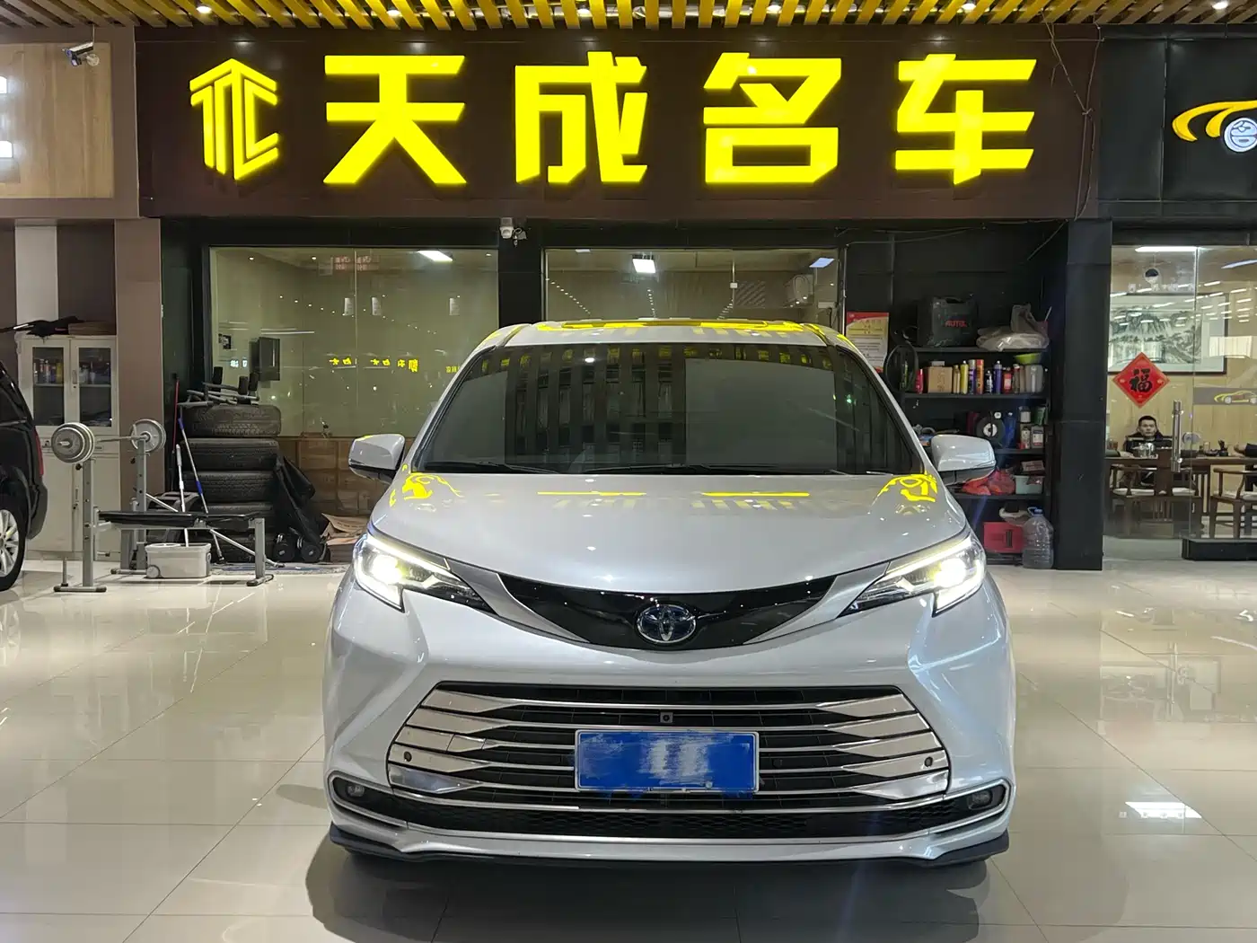 Toyota Sienna 2023 2.5L Hybrid Premium Edition фото 2