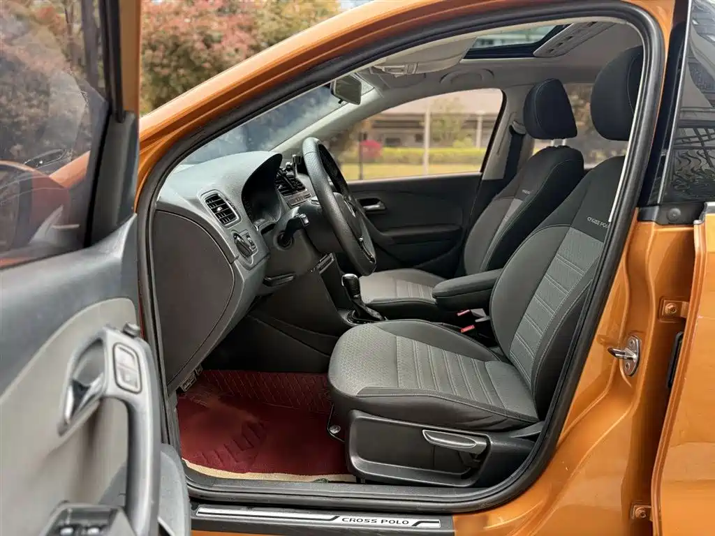 Volkswagen Polo 2016 1.6L Cross Polo Automatic фото 14