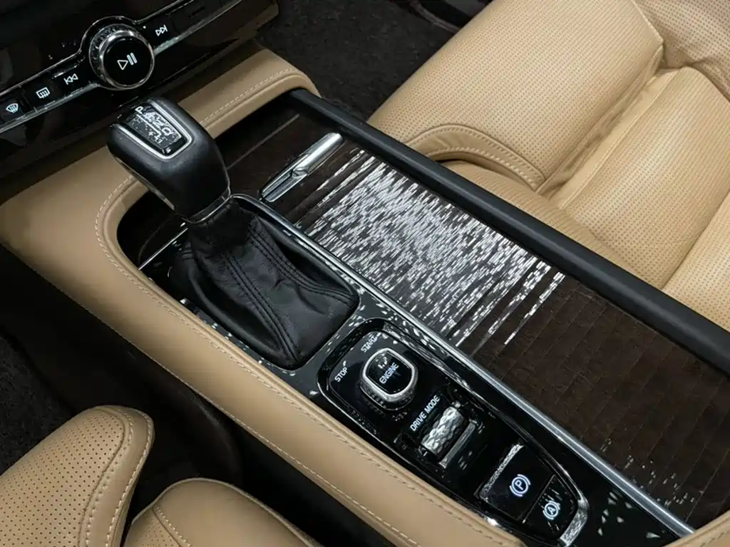 Фото 7 - Volvo XC90