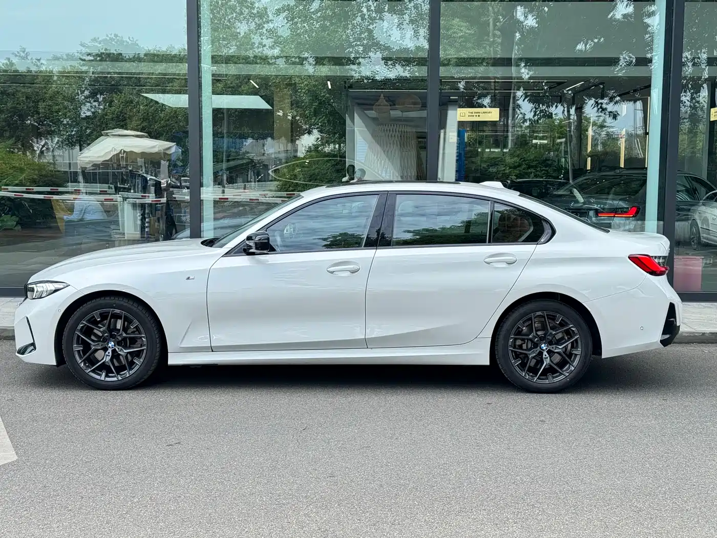 BMW 3 Series 2025 330Li M Sport Night Edition фото 4