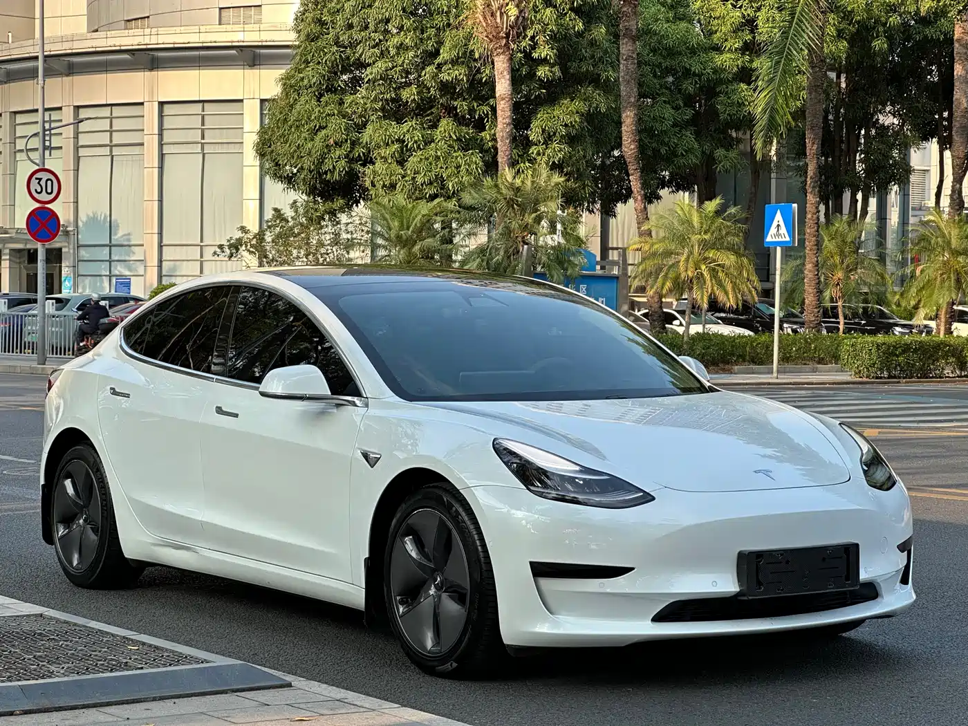 TESLA MODEL 3