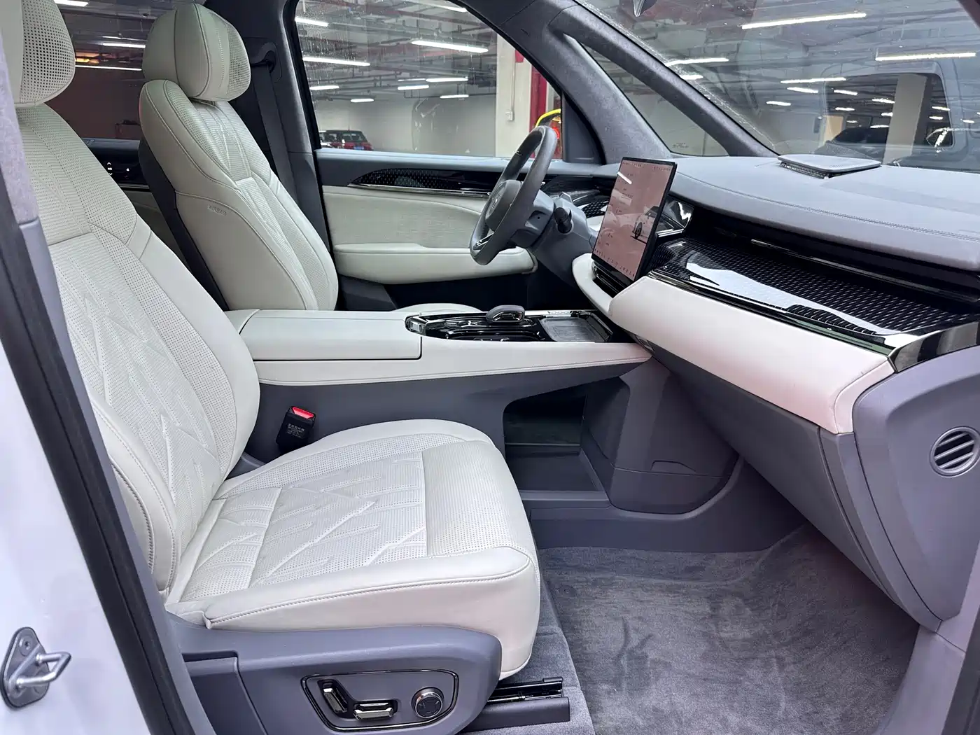 Zeekr 009 2024 6-seat Executive AWD 108kWh фото 18