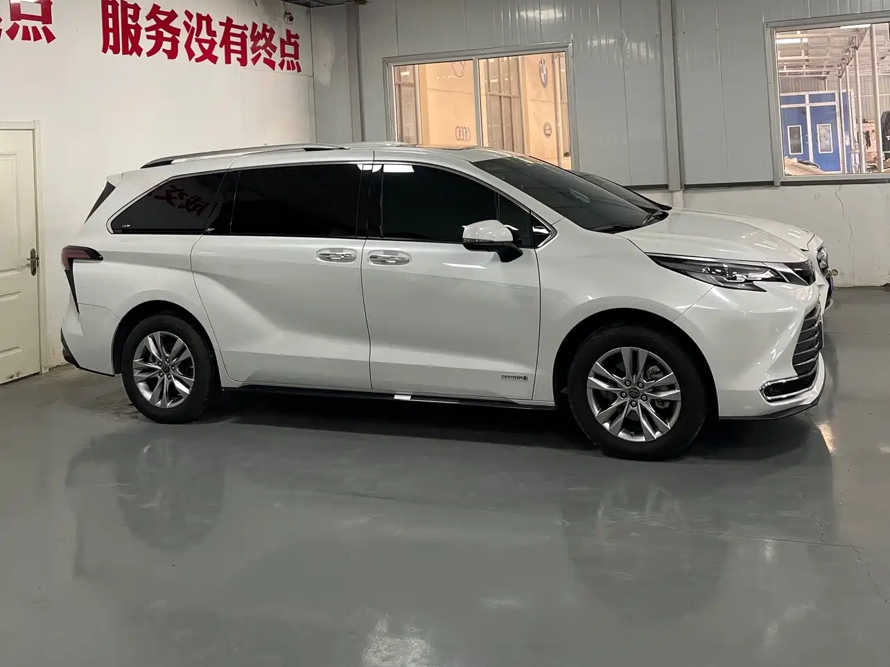 Toyota Sienna 2023 2.5L Hybrid Ultimate Edition фото 3