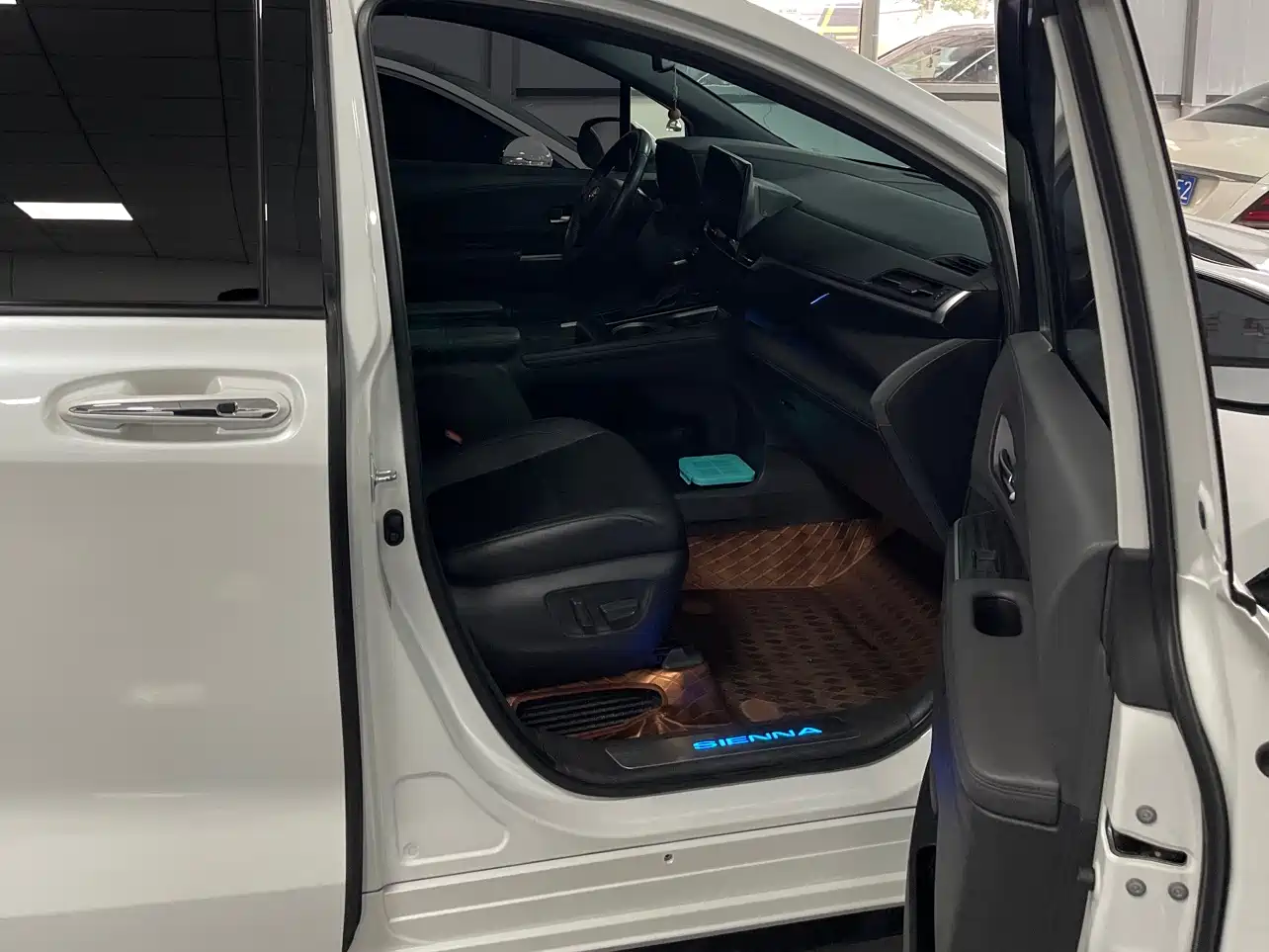 Toyota Sienna 2023 2.5L Hybrid Ultimate Edition фото 5