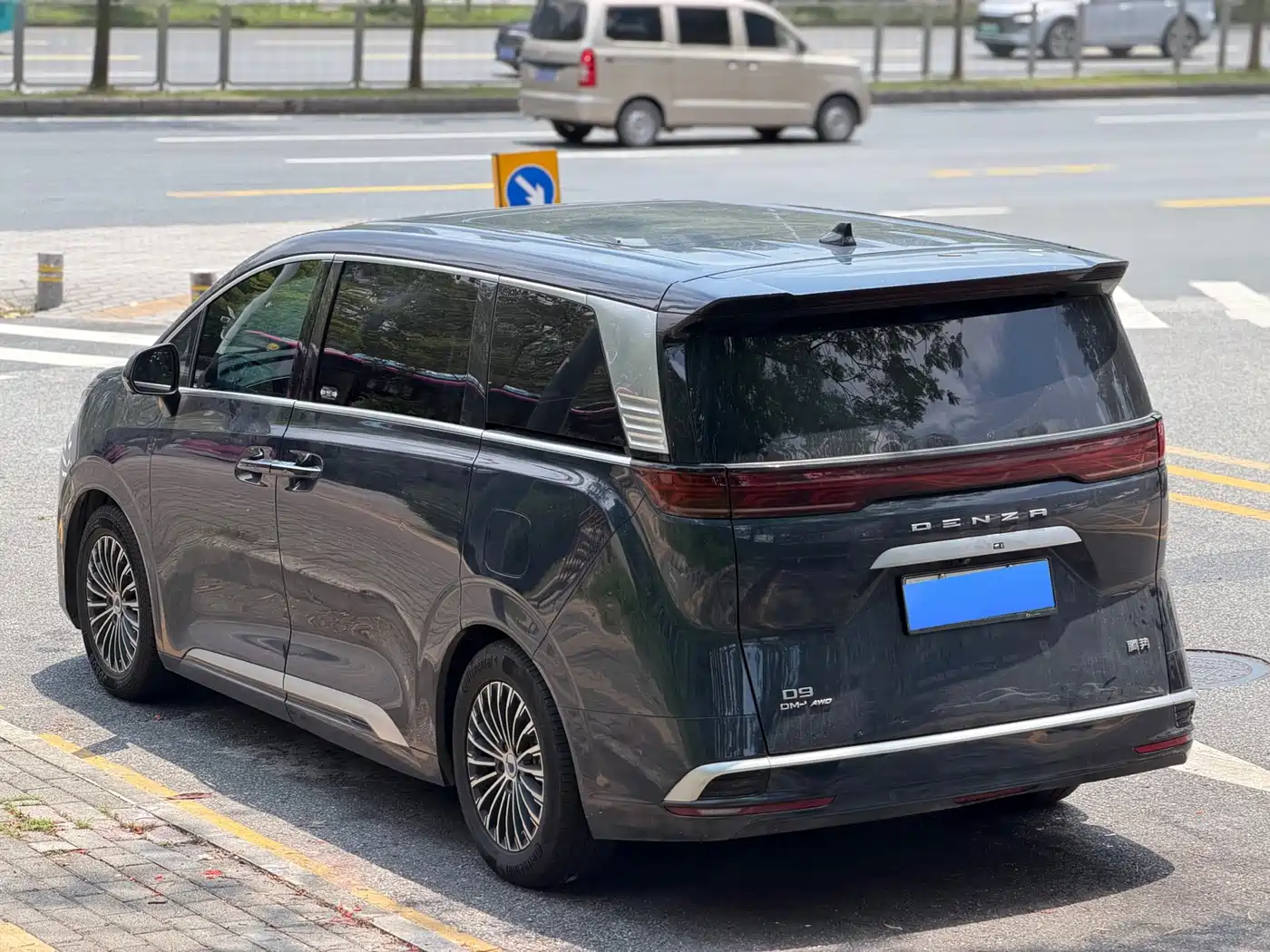 Denza D9 2022 DM-i 970 AWD Flagship фото 11