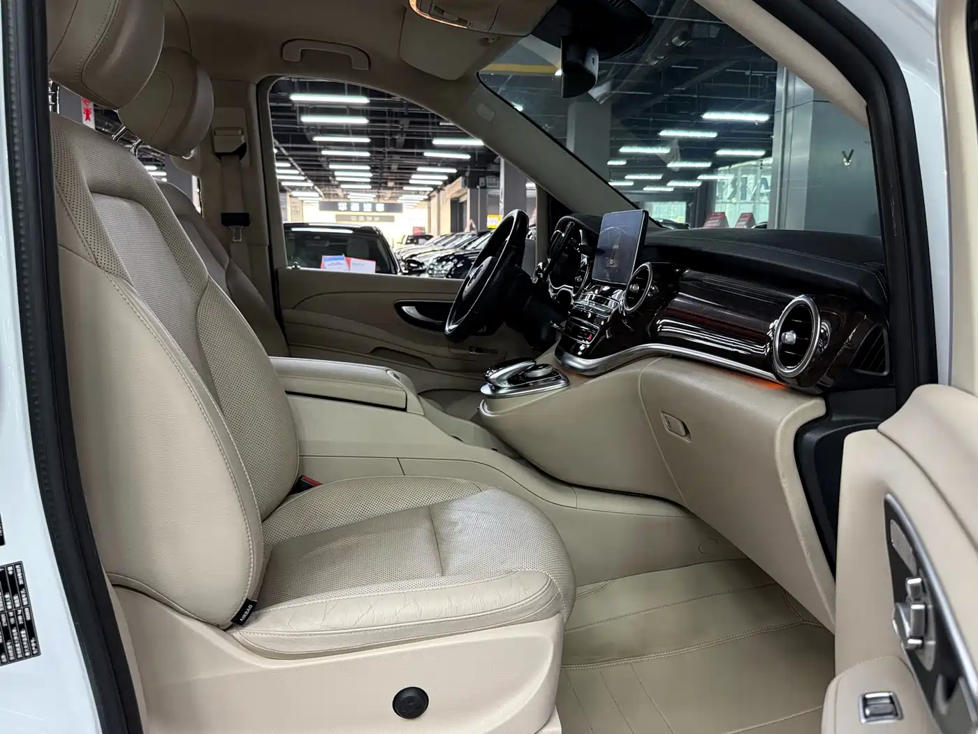 Mercedes-Benz V-Class 2017 Model V 260 L Premium Extended Edition фото 18