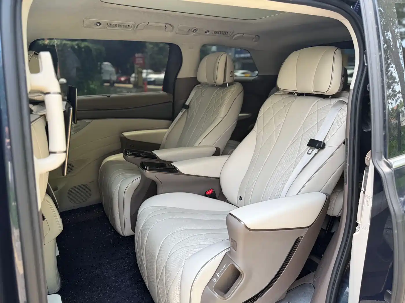 Denza D9 2022 DM-i 970 AWD Flagship фото 6