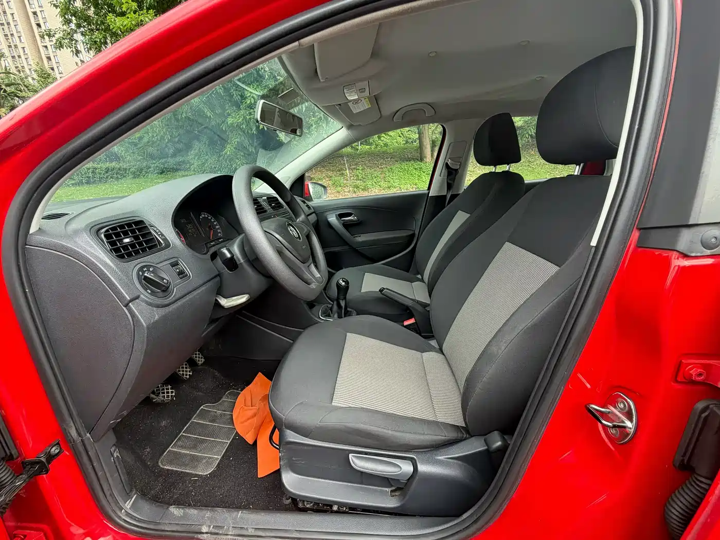 Volkswagen Polo 2014 1.4L Manual Trend Edition фото 5